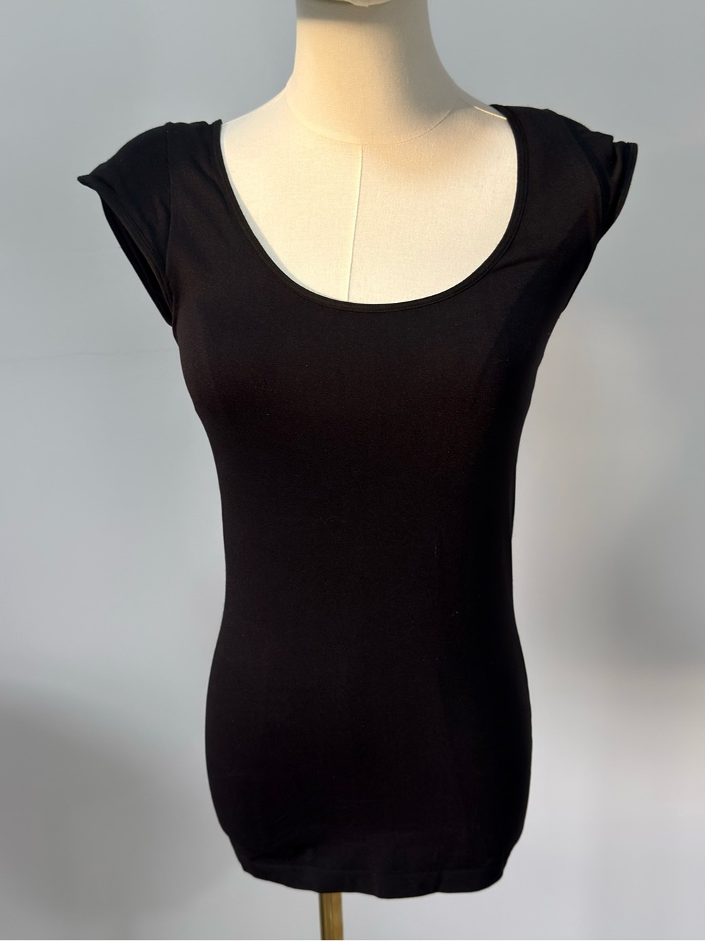 BCBGMaxazria Stretchy Classic Scoop Neck Black Women's Top